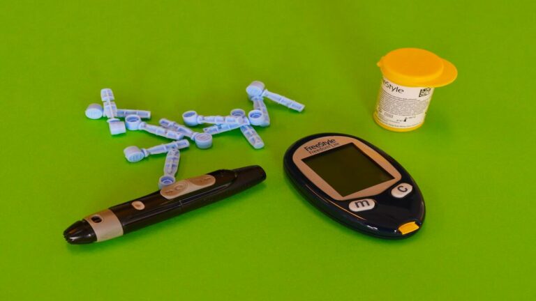 Как проверить уровень сахара в крови дома с помощью глюкометра