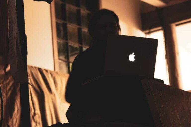 Светящийся логотип Apple может стать следующей функцией MacBook, которая вернется
