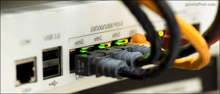 Кабели Ethernet, подключенные к сетевому коммутатору