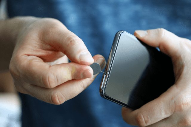 Извлечение SIM-карты на Android-смартфоне